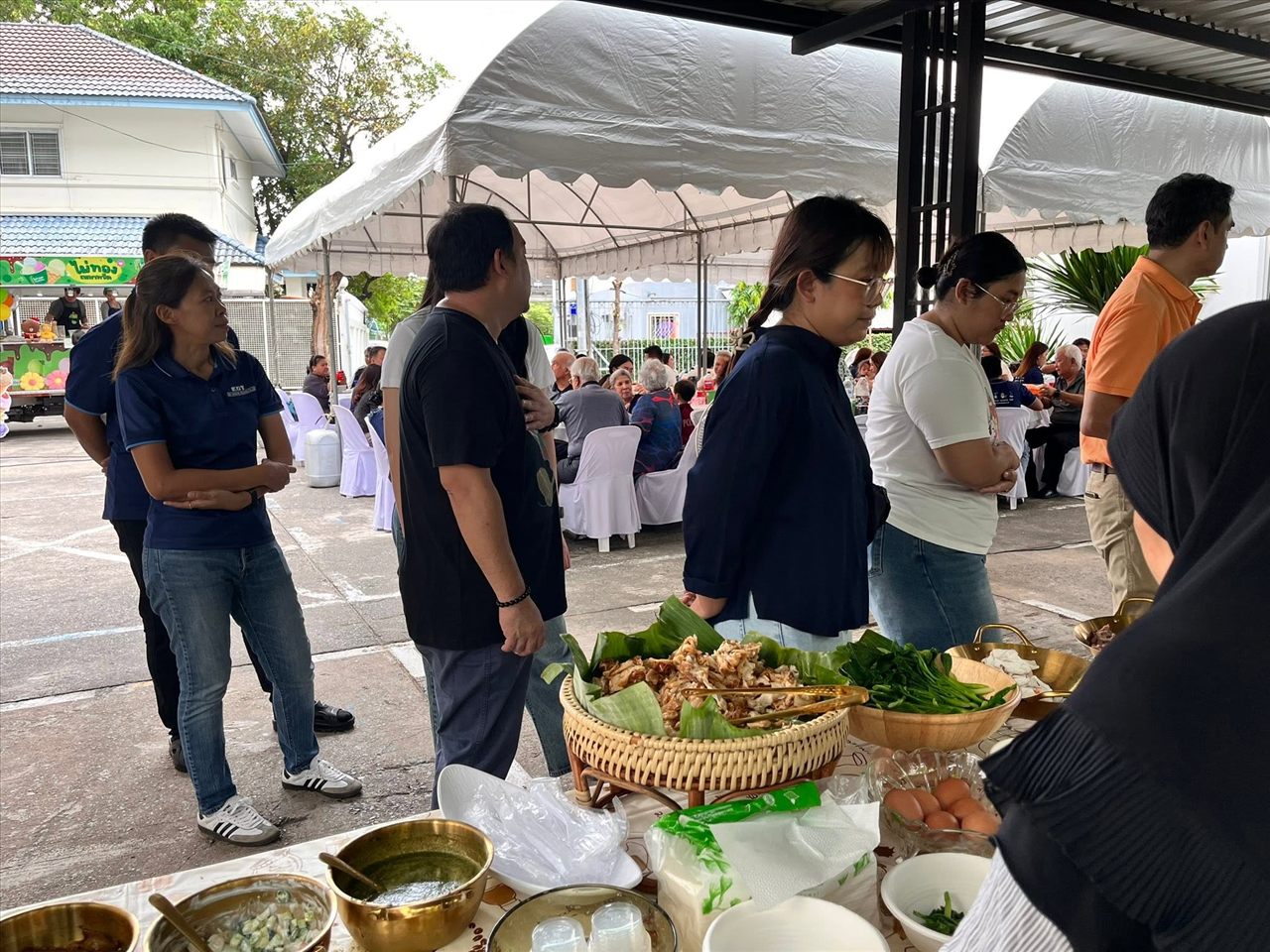 โต๊ะอาหารและไลน์เสิร์ฟงานจัดเลี้ยงฮาลาล EED HALAL