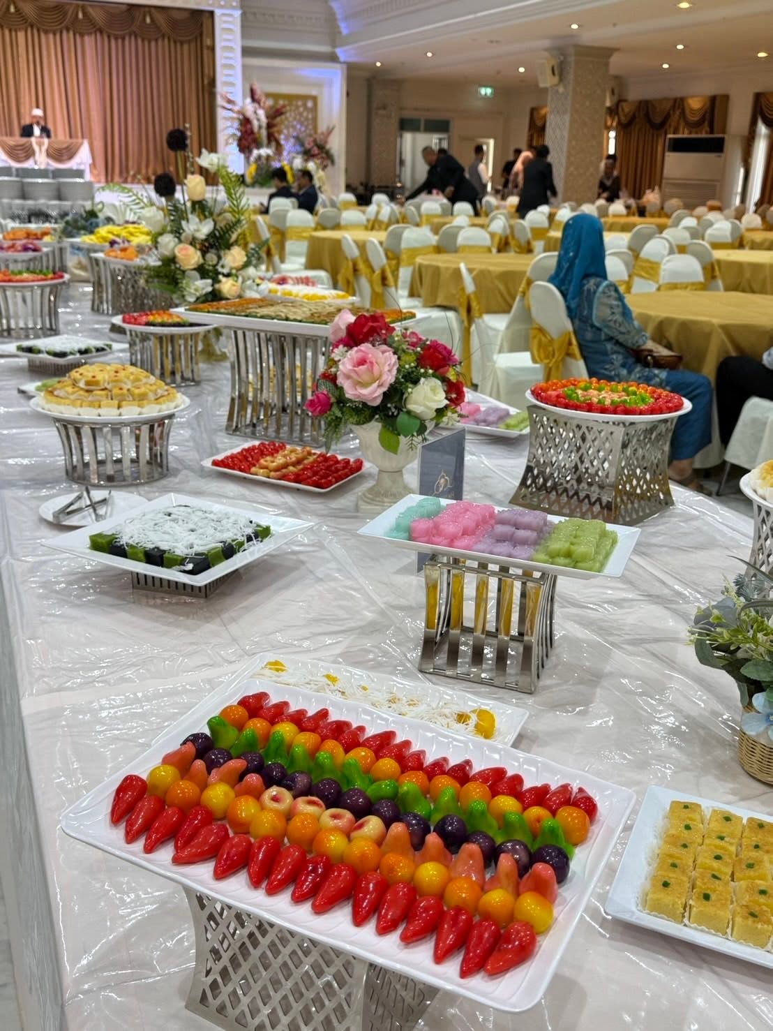 ไลน์ขนมไทยบุฟเฟต์ฮาลาล - ลูกชุบ ขนมชั้น วุ้น จัดบนถาดยกสูงในฮอลล์งานเลี้ยง