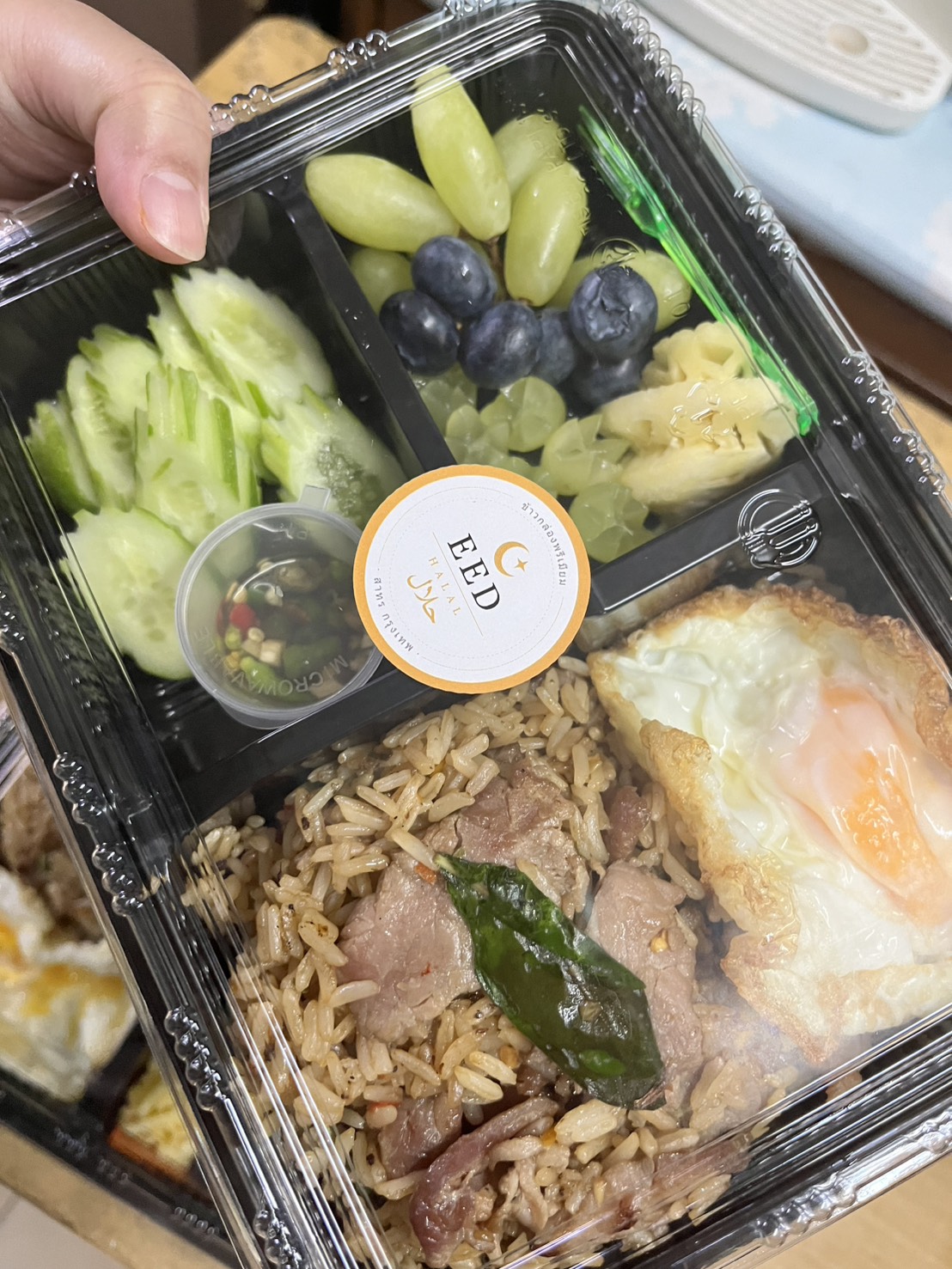 ข้าวผัดกะเพราเนื้อ ไข่ดาว+ผลไม้ EED HALAL